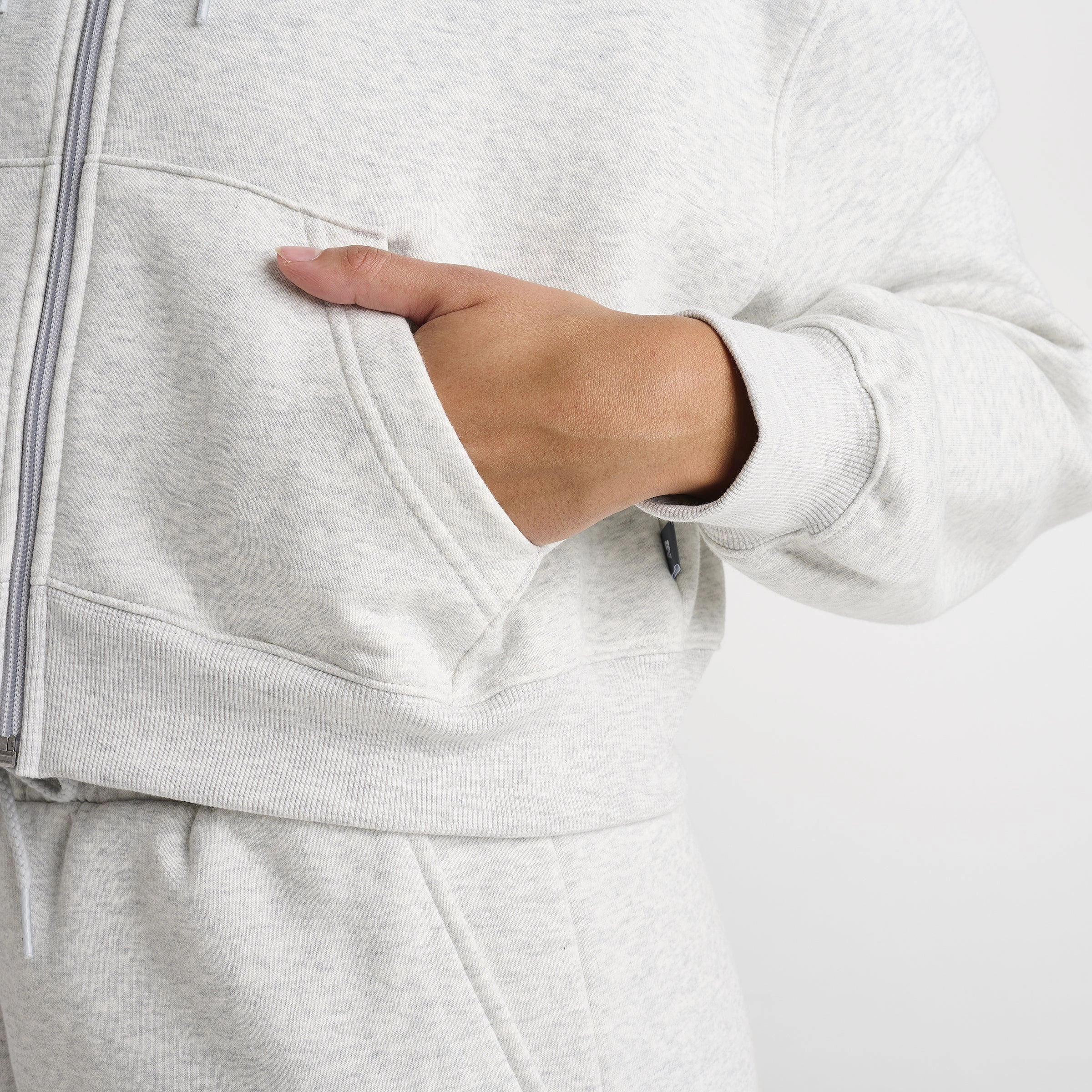 New Balance Women's Linear Crop Full Zip Hoodie / Black